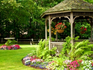 Беседки традиционно считаются самым функциональным украшением садового участка